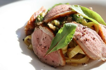 鴨肉のソテー九条ネギの焦がしバターソース