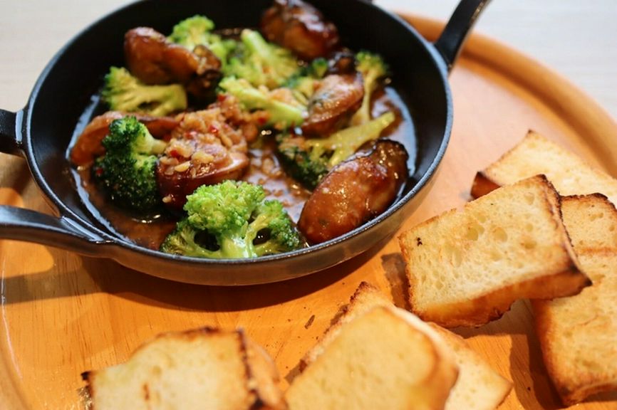 燻製牡蠣とブロッコリーのアヒージョ