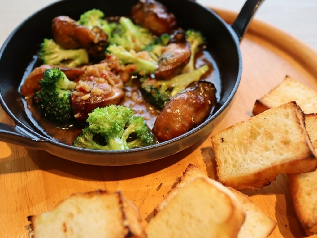 燻製牡蠣とブロッコリーのアヒージョ