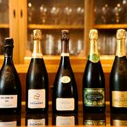 【カンテサンス】元シェフソムリエ・市村暢央さんが選んだシャンパーニュを中心にフランスワインが60銘柄ほど、日本酒も「黒龍 無二」をはじめ、故郷富山の「満寿泉」や「勝駒」などの稀少な銘柄が揃います。