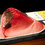 極上マグロの卸で知られる「やま幸」が母体。マグロのみならず「やま幸」が営む鮮魚店から仕入れた魚、元々ヘルシーな蕎麦をさらに健康的にと、合鴨農法でつくった米や平飼い卵、無農薬野菜などを使っています。