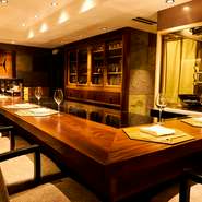 遅めの時間と土曜はアラカルトのみの営業なので、豊富なつまみと蕎麦でバー代わりに使うこともできます。翌日に残らないヘルシーなメニューも多く、遅めのディナーに来店する女性のおひとりさまも多いそうです。