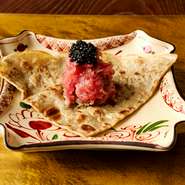 福井県産の在来種の蕎麦粉を100%使って焼きあげたガレットは、周りはカリカリに、中はもっちりと仕上がっています。「やま幸」の極上マグロのすき身とキャビア、少々のわさびをのせて、包んでいただきます。