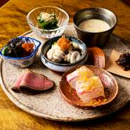 「三たて」を実現するための、お通しのような存在。蕎麦屋にある定番、蕎麦味噌と、季節に合わせた食材を使ったおつまみを7種ほど盛り合わせ、ゲストが召し上がっている間に蕎麦を打ち上げ、茹でて提供します。