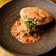 富山で獲れた香箱ガニの身をていねいに殻から外し、外子と内子と混ぜ合わせてあんかけに。具と合わせるので、福井県産在来種の挽きぐるみの蕎麦粉を使い、しっかりとした食感と香りを楽しめるようになっています。