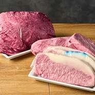 世界一の「神戸牛」取り扱い量を誇るグループが運営する【神戸牛ダイア】。セントラルキッチンより届けられる新鮮な「神戸牛」を常備。フレッシュな「神戸牛」をいつでも楽しめるお店です。