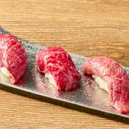 鮮度抜群の「神戸牛」を活かした贅沢な肉寿司。シャリと味わうことで、赤身・中トロ・大トロと、各部位が持つ魅力が際立ちます。
