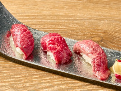 鮮度抜群の素材で握る『神戸牛ステーキ寿司』