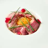 セントラル直送の新鮮な「神戸牛」を、一味違ったスタイルで楽しめるユッケ。「神戸牛」のスペシャリストが提案する味わいをぜひ賞味あれ。