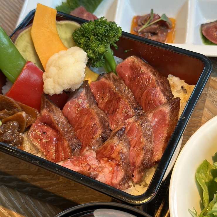 [Lunch only] Kobe beef special red meat steak rice bowl (80g) set of 5 items