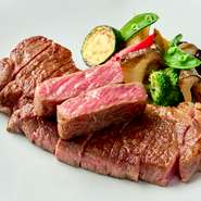 「神戸牛」をダイレクトに楽しめるステーキ。料理人のイチオシは王道の『サーロイン』。サシの入りが絶妙で、“甘さと香りと余韻”という「神戸牛」の魅力をたっぷりと楽しめる逸品とのこと。