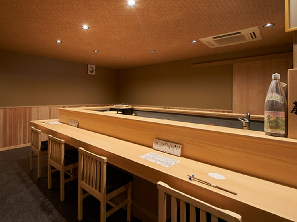 細い路地に立地。大人が集う落ち着いた空間でいただく寿司や刺身