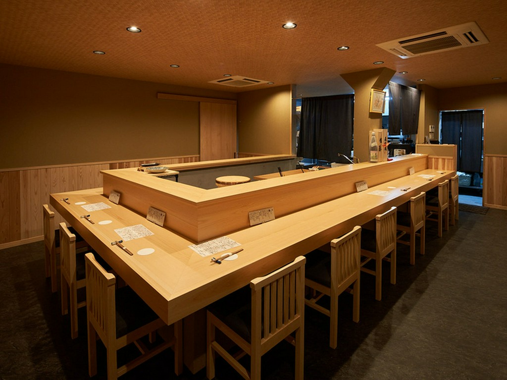 隣との間隔が広くゆったりと食事ができるコの字カウンター席