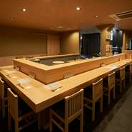 店内は和を感じる色合いを基調としています。コの字形のカウンターは全13席。隣との間隔も程よく開いているためくつろぎながら食事ができ、カウンター席でもついつい長居をしてしまうゲストも多いのだとか。