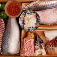 京都市中央卸売市場から仕入れる魚介類は旬の味ばかり。春なら赤貝、夏は鱧、秋冬はブリや鯖など多彩です。鮮度の高い魚介類を寿司やお造りはもちろん、焼き物や揚げ物などさまざまな味わい方で楽しめます。