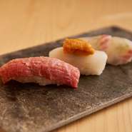 【鮨　こまつ】は鮪専門店が経営しているため、いつでも上質な鮪をいただけます。全国各地の鮪を仕入れていて、時季によって青森県の大間や宮城県の塩釜などの鮪が味わえることも。日替わりの希少部位にも注目を。