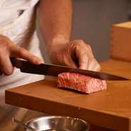 【鮨　えいろう】を経営する鮪専門店の社長が目利きする本鮪は、ほかではなかなか味わえない上質なものばかりがそろいます。部位も赤身から中とろ大とろ、希少部位まで多彩。専門店ならではの鮮度を楽しんで。