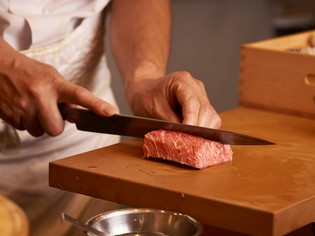 鮪専門店の社長が目利きする、鮮度抜群で部位も多彩な本鮪が自慢