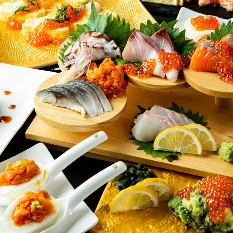 毎日鮮魚店に出向き、厳選して仕入れる旬の魚介類