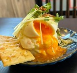 当店大人気メニュー！めらかなポテトサラダに、とろーり半熟卵をトッピング。