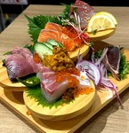 その日仕入れた新鮮な魚介を、盛り付けた贅沢な一皿。旬の美味しさを存分にご堪能ください。