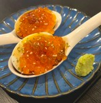 とろける半熟卵に、輝くいくらを贅沢にトッピング。見た目も華やかで、食欲をそそります。