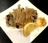 とろける半熟卵に、新鮮なうにと風味豊かないくらを贅沢にトッピングしました。一口で至福の味わいが広がる、贅沢な一品です。