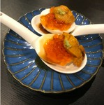 豚肉とキャベツを卵で包み、ソースとマヨネーズで仕上げた定番メニュー。