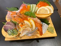 その日仕入れた新鮮な魚介を、刺身でご堪能ください。彩り豊かで、お祝いの席にもおすすめです。日本酒との相性も抜群です。