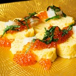 だし巻き玉子の優しい味わいに、いくらの旨みと大根おろしのさっぱりとした風味が絶妙にマッチ。