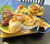 彩り豊かに盛り付けられたお造り9種盛り。グループでシェアして、色々な味を堪能できる贅沢な一品です。お酒との相性も抜群。