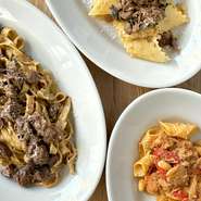 手打ちパスタや旬の食材をサービスと相談しながら一皿を分けて種類を楽しみたい。