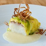 鯛とホタテのムースと合わせたものをキャベツで巻き込み蒸し上げた温前菜。
※季節に合わせて食材は変更されます
お料理は全てお取り分けして提供します。写真はハーフポーションです。