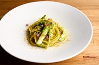 肉厚のアオリイカを旬の菜の花を使って季節感を感じさせる一皿に仕上げました。
※季節に合わせて食材は変更されます。
お料理は全てお取り分けして提供します。写真はハーフポーションです。