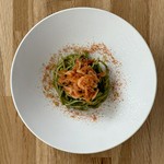 素揚げした桜海老にジェノベーゼに倣って春菊のソースを作りました。
※季節に合わせて食材は変更されます。
お料理は全てお取り分けして提供します。写真はハーフポーションです。