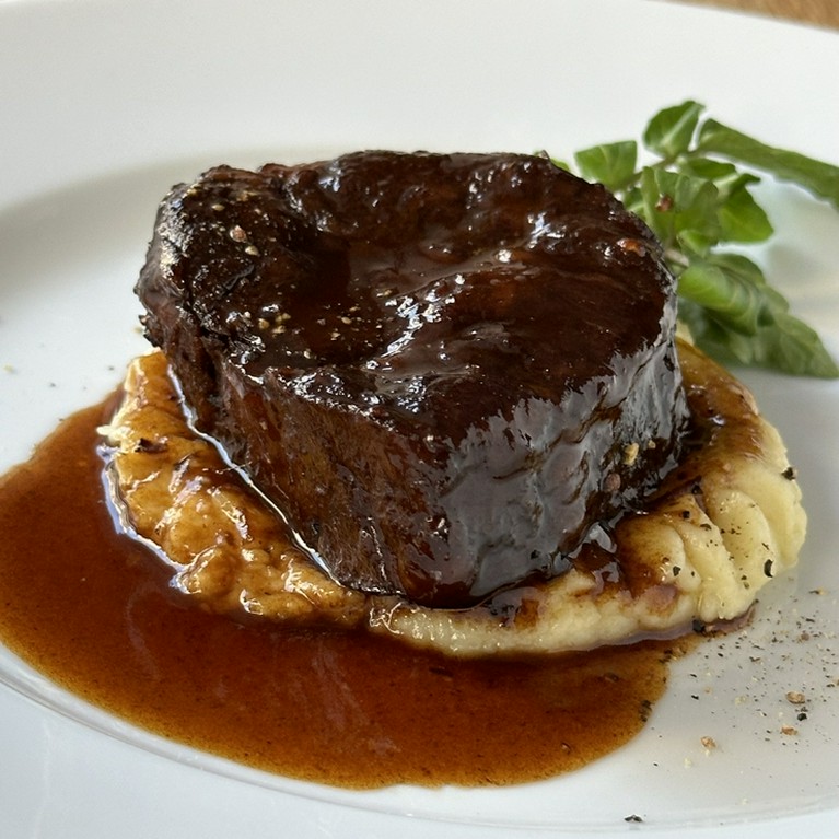 和牛ブリスケ肉のブラザートと4種キノコのマッシュポテト