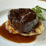 和牛ブリスケ（肩バラ肉）を香味野菜と合わせて３日間かけて煮込んだピエモンテの郷土料理。ブラザートとはイタリア語で炭という意。
お料理は全てお取り分けして提供します。写真はハーフポーションです。