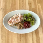 ツナマヨにとろけるチーズ、家製ハムの下には、忍野八海の契約農家から取り寄せた、まろやかで濃厚な味わいの"赤玉"をフライドエッグに。プチっと弾ける粒マスタードがアクセントとして効いた温かいオープンサンド