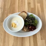 無農薬栽培の『いいだ農園』から取り寄せている熟成ジャガイモ
1年ほど低温貯蔵させる事で甘みが増し風味がとても豊かな味わい。新玉ねぎを加えた冷たいスープは身体を優しく目覚めさせてくれる身体に優しいスープ

