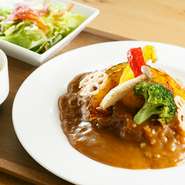 大阪本町にある【白銀亭】のカレールーを使用したカレーが絶品。ライスも【白銀亭】から指定された銘柄米を使うこだわりようです。イチオシは素揚げ野菜がトッピングされたヘルシーな『白銀亭素揚げ野菜カレー』。