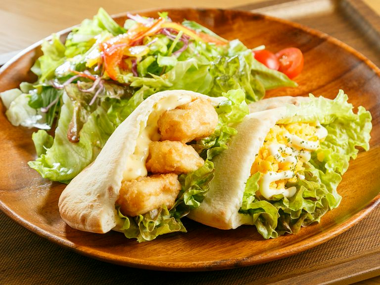 もっちりしつつサクッと歯切れがいい『フィッシュ&エッグピタサンド』