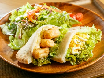 もっちりしつつサクッと歯切れがいい『フィッシュ＆エッグピタサンド』