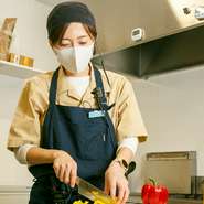 提供される料理は、番号札が渡され、でき上れば自ら取りにいくセルフサービス方式。料理を盛付ける際は、彩り豊かな見た目になるように工夫しているそうです。