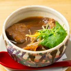 上品で繊細な京風だしの旨みが、牛タンと野菜の甘みを引き立てる『牛タン煮』