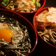 和束家が厳選した六種類以上の薬味を使い茶蕎麦の食べ比べ。
1度にたくさんの味をお楽しみ頂けます。