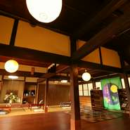 茶畑地区に佇む築150年の古民家が食事処。建築当時の梁は残しつつ店内をフルリノベーション致しました。