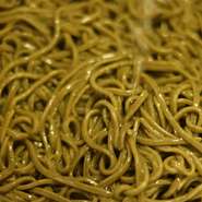 和束家で提供している茶蕎麦は、宇治茶の中でも香り・味ともに最高ランクの位置付けであるﾞ和束茶ﾞを使用