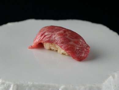極上肉ならではの味わいと舌触り『和牛にく鮨』
