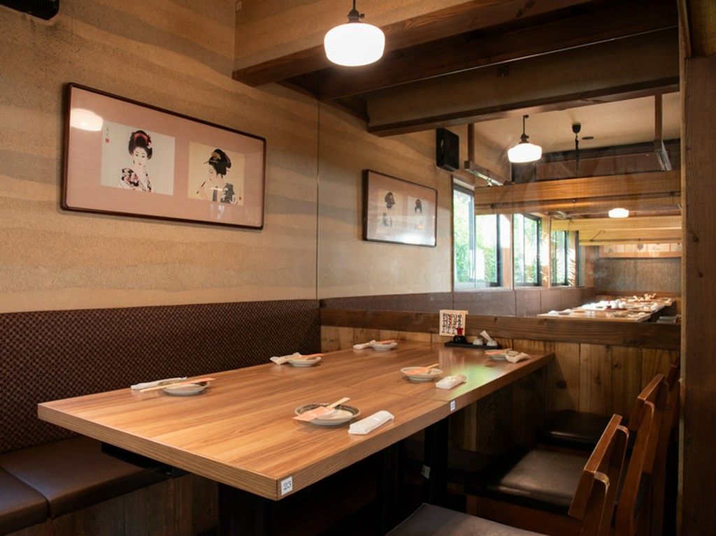 素材美を活かした料理をたしなみつつ、会話も弾むテーブル席