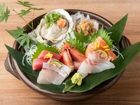 日ごとに変化していく旬魚を楽しむ『雲海造り盛合せ　八種』